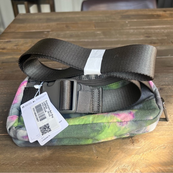 Lululemon Everywhere Belt Bag - Hyper Dye Multi/Rover - Picture 3 of 5
